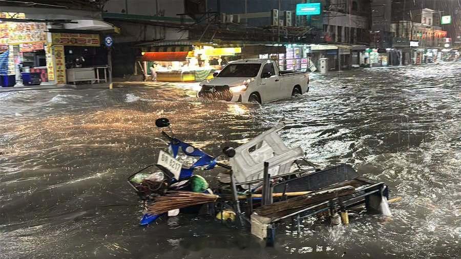 #泰国星暹新闻# 【芭堤雅遭遇持续强降雨引发严重内涝 三名外籍男子跌入排水渠致一人失踪】

近日，泰国芭堤雅地区遭遇持续强降雨，导致市区多处发生严重内涝。9月23日深夜至24日凌晨，芭堤雅及周边地区再遭强降雨侵袭，降雨自当晚11时左右开始，来自上游蓬镇和农普鲁镇的径流汇入排水渠，进一步加剧了 ​
