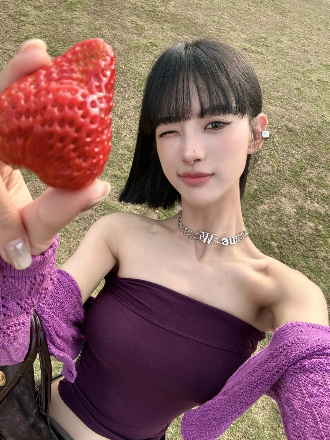 张嘴，喂你吃草莓🍓