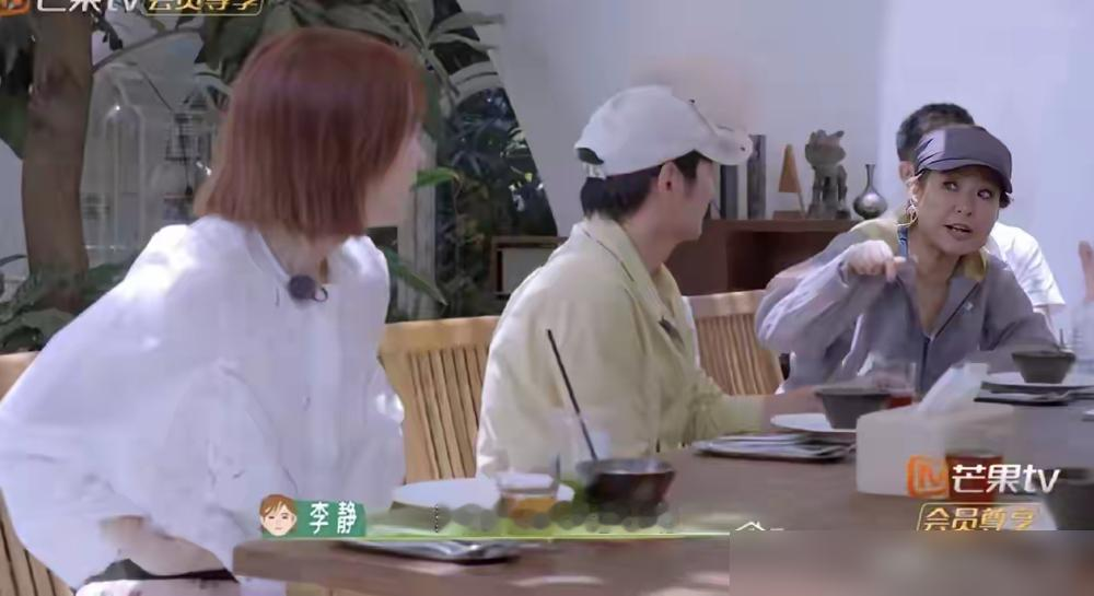 饭局上，43岁的吴昕张嘴就问李静：姐，你多大绝的经？李静没端着，直接科普了一通更年期常识。桌上女的都听进去了。孙浩坐旁边，本来还跟着插科打诨。结果聊到《主角》，聊到那场让他出圈的戏，李静提了一嘴年轻人早不记得你唱过歌了，孙浩顺嘴回：知道《主角》就行。戴军更狠，当场掏出一个定制的最佳男配角奖杯塞给他。