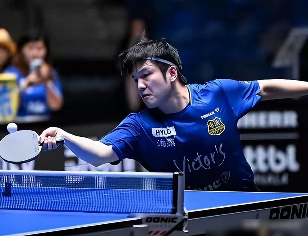 资格赛输球，却递补进了美网正赛。世界排名124位，首轮碰上12号种子。结果把对手打成了筛子，6-2，6-1，6-1。
布云朝克特，全场11记Ace，一发得分率76%。对面世界第13的霍达尔，一发得分率只有48%。16个破发点，兑现9个。最狠的是，霍达尔全场一个破发点都没拿到。
底线就一招，上旋压