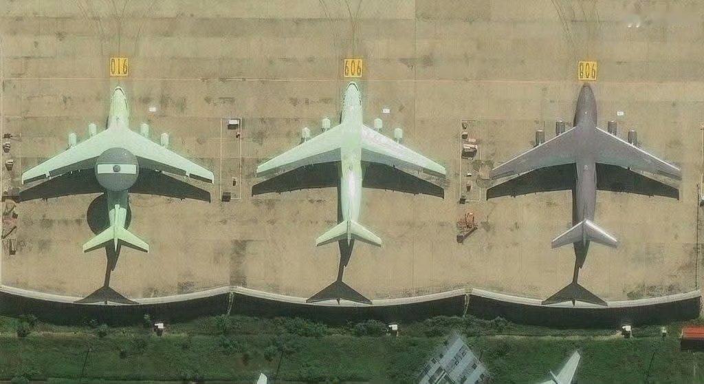 美国《战区》网站发布的空警3000量产高清卫星图 ​​​。
卫星图显示共有3架生产型新机，空警3000了使用运-20B作为飞行平台，原空警2000上的固定3面阵探测雷达，改成了探测距离更远的旋转双面阵探测雷达。 ​