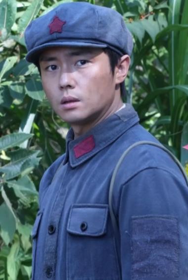 总台筹划的这出长征大戏刚一开机，演员表就让不少圈内人倒吸了一口凉气。
女一号王晓慧，进剧组之前纯粹是个在玩具厂负责画图的圈外人，正规表演课一天都没上过。
换做别人估计早被质疑是硬捧，可偏偏她之前单凭一部处女作，就砸出了20亿票房和豆瓣9.3的高分。
跟她搭戏的翟子路是中戏出来的正规军，从小角色
