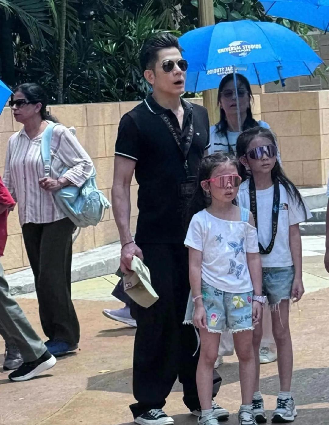 郭富城一家五口到海洋馆游玩，方媛抱着三宝拍摄全家福，小女儿很漂亮 ​