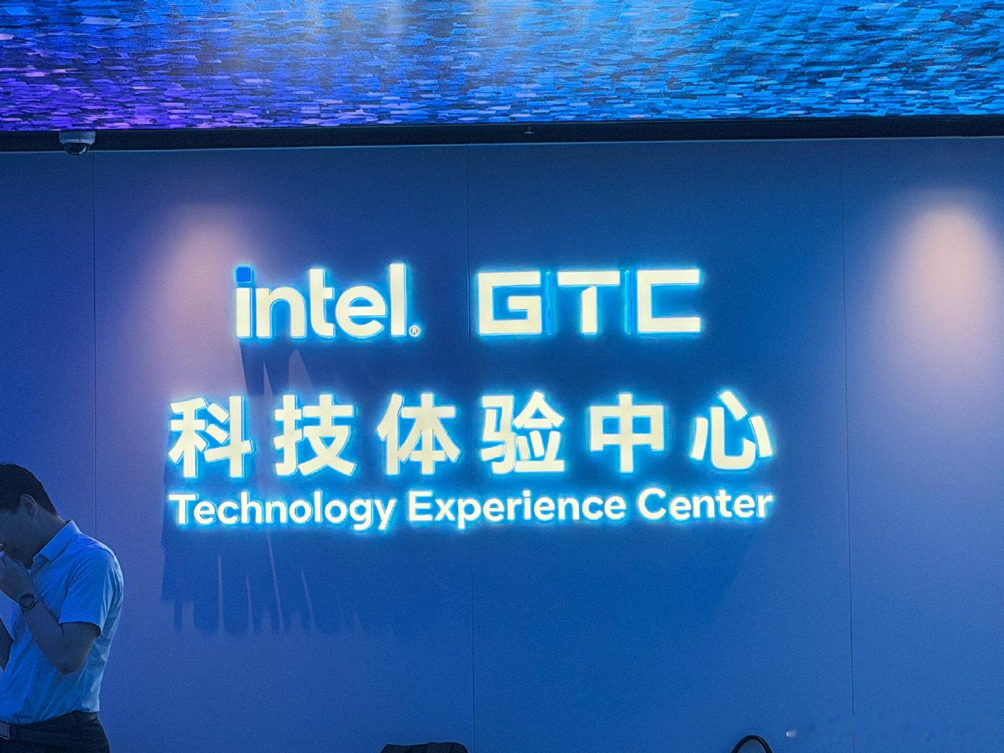 打卡英特尔体验中心
很认同这套发展逻辑：便宜、顺手、小步迭代，不做大刀阔斧改变用户习惯。
技术不必一味追求激进革新，能贴合真实使用场景，让大多数人用得上、用得顺，就是很好的创新。 ​