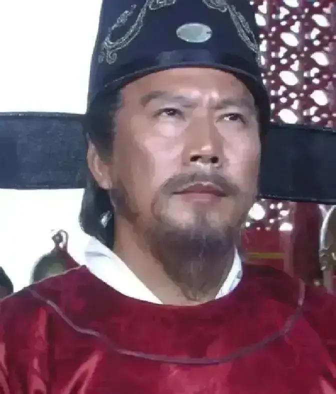 1380年，朱元璋下令处死丞相胡惟庸。胡惟庸被押到朱元璋面前时，对着他破口大骂：“朱和尚，你这是卸磨杀驴！我没有谋反！”朱元璋听完，直接拍案而起：“我不光要诛你三族，还要诛你的九族！”胡惟庸吓得当场晕了过去。

醒来时，他已经躺在诏狱的草堆上。狱卒远远站着，像看一具死尸。胡惟庸慢慢坐起来，脑子里嗡嗡