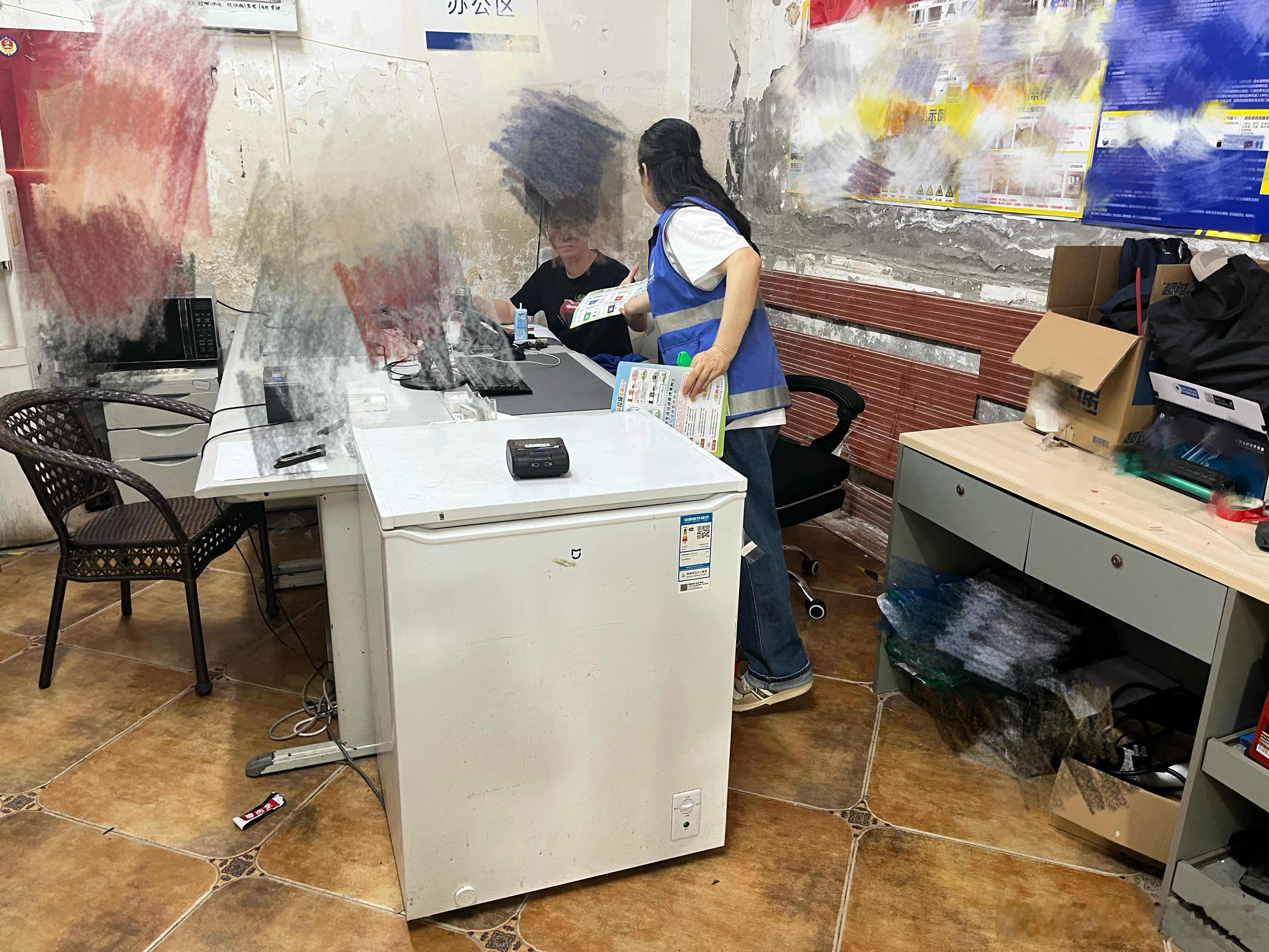 双节前夕进物流 绿色包装促分类
中秋、国庆双节来临之际，网购、寄递物流订单量大幅攀升，包装垃圾随之增多。为从源头减少垃圾产生，推进垃圾分类提质增效，9月24日上午，曾家岩社区走进辖区物流、快递网点，开展垃圾分类及绿色低碳包装专项宣传活动。
活动中，社区垃圾分类指导员面向物流从业人员，讲 ​