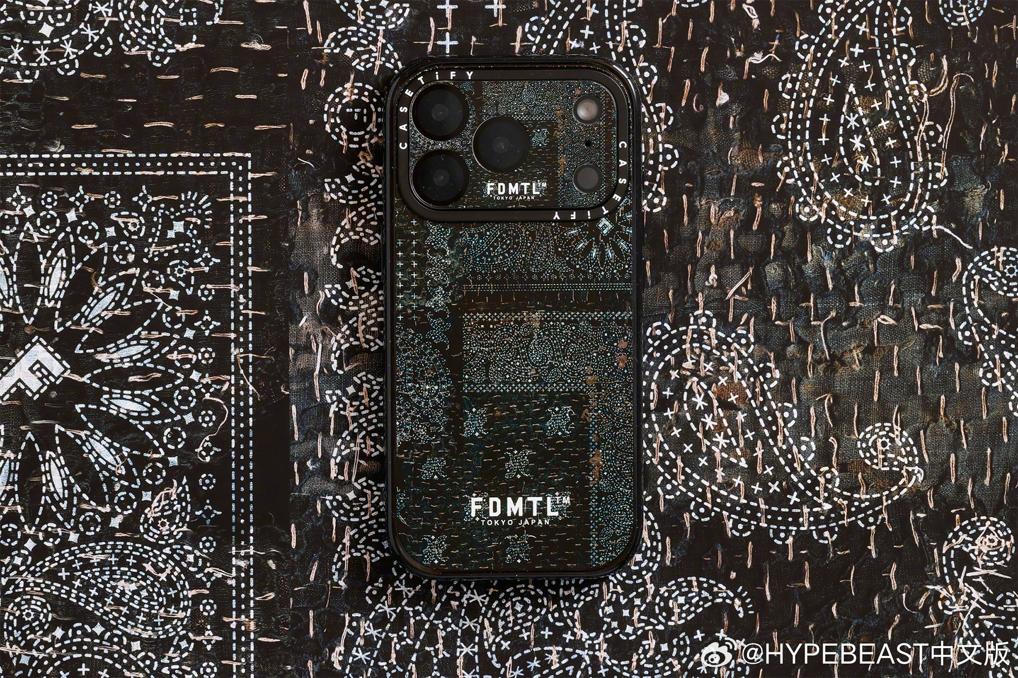 【CASETiFY 携手 FDMTL 推出限量联名系列】

CASETiFY 携手 FDMTL 推出限量联名系列。系列以全新形式呈现 FDMTL 标志性的蓝染色调，将「襤褸」拼布与「刺子绣」针法两大传统技艺融入手机壳等多款科技配件中，依托拼布纹理与针法图案，展现丹宁文化特有的经典质感与丰富层次。系列涵盖适配 iPhone 、三 ​