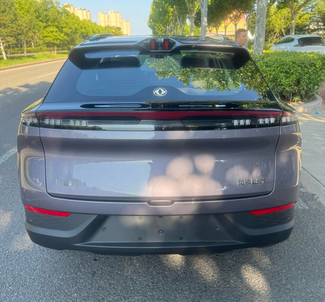 东风风神 L8Y 静态细看：空间够不够用，车机顺不顺手
一台家用纯电 SUV 好不好用，光看参数表不够，后排坐人、储物顺手、车机听话，得在车里慢慢试。围绕这几件事，对东风风神 L8Y 做了一次静态细品。
空间是家用绕不开的环节。2775mm 轴距放在紧凑型 SUV 里不算小，后排腿部留有两拳左右余量
