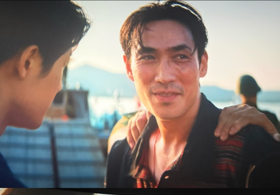 看《空枪》时发现，
朱一龙的鼻子怎么看起来是歪的，
明明以前不是这样的，
直到
看了相关解说才知道，
原来这是影片的人物设定，
设定里他的鼻子是小时候被别人打歪的，
并且还落下了一有情绪就吸鼻子的毛病，
而朱一龙的歪鼻子
就是为了符合这一设定化的特效妆。
设定是挺好的，
可是影片中，
好像从头到尾都