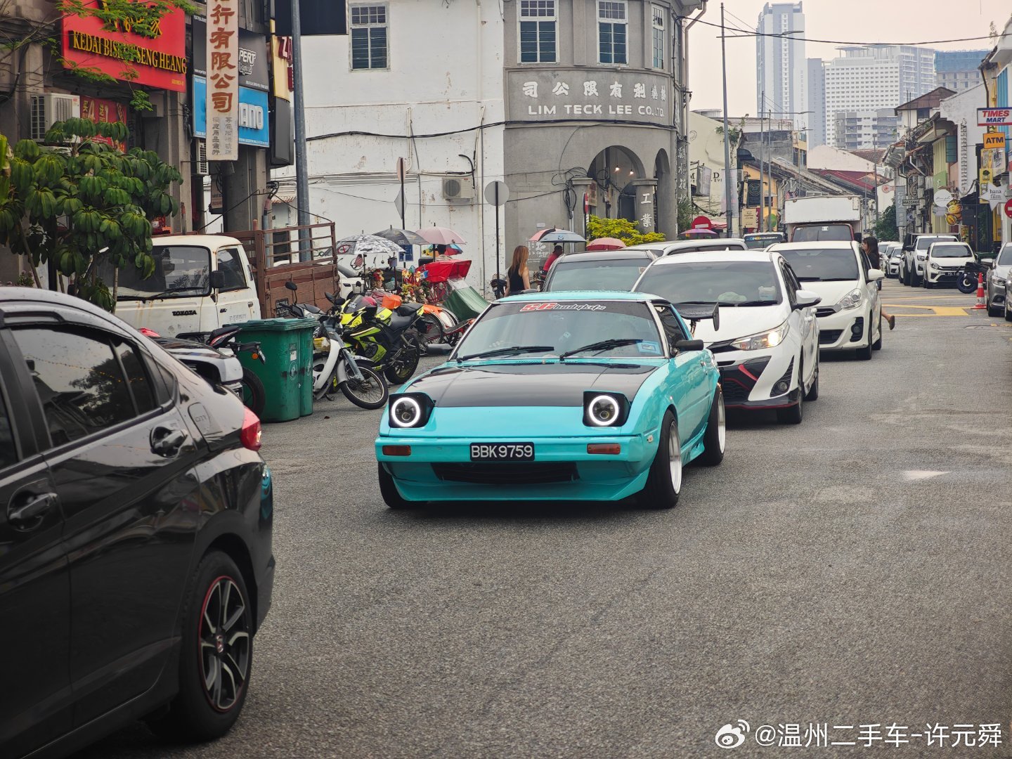这台车是丰田 Supra A70（第三代Supra，也叫MK3 Supra），属于经典JDM日系跑车，生产周期1986–1993年。

核心信息

1. 身份定位：它是“牛魔王”Supra的第三代车型，初代Supra和Celica同平台，从这一代开始彻底独立成专属后驱跑车。

2. 动力亮点：经典的7M-GTE 3.0L直列六缸涡轮增压发动机，是当年日 ​