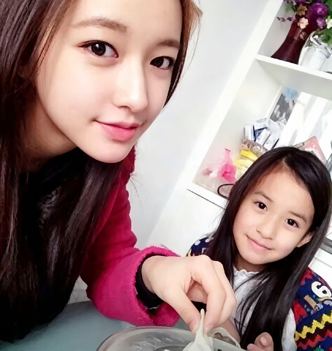#程潇# 🍊#程潇楚姜# 
捡到一张古早的宝宝 和妹妹的合照+1 好清纯的程潇呀[女孩儿] ​