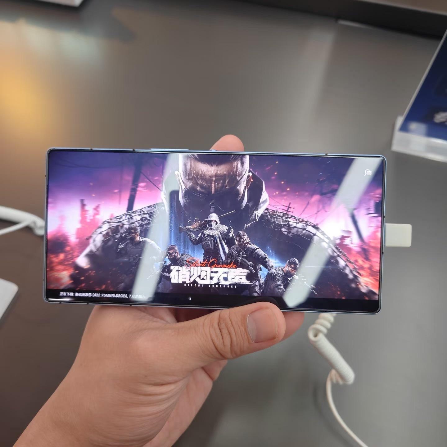 红魔 12 Pro + 不是单拎某一项参数做噱头，而是把外观、散热、性能和日常手感几个核心体验一起往上推。#红魔12Pro电竞之光#

🔧 外观设计
这次的透明机身算是走出了自己的风格。
没有停留在露出内部元件的常规操作，而是把双环水冷流道和 RGB 灯效结合起来，
让散热结构本身成为了视觉亮点。
在游戏 ​