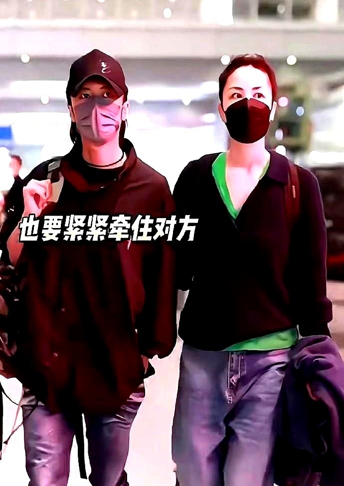 放大谢霆锋手腕的照片，眼尖的网友认出了那只金属手镯。

跟王菲手上戴的是同一款。

没发合照，没说情话。两人就这么隔空戴着一样的物件。上了热搜，双方也没出来回应半句。

这么多年，这两人极少同框。不炒作，也不用感情博眼球。各忙各的事业，日子过得安安静静，但手腕上的小细节藏不住。

成年人的感情，早就