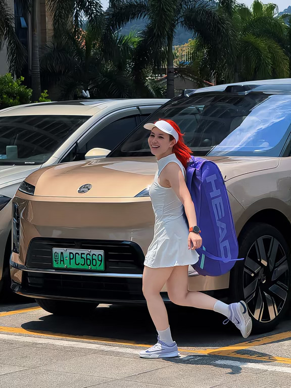 今天的网球搭子好大一台🎾