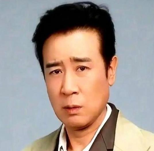 李雪健说于和伟“骨子里坏得很”，这句评价让于和伟本人听了都点头。当年拍《历史的天空》，于和伟演万古碑，坟前那场戏是他自己加的，对着空土堆低声哼唱，没掉一滴泪，却把虚伪阴冷渗进人骨头缝里。李雪健在监视器后看愣了，那之后逢人就说这人天生适合反派。可戏外呢？于和伟三岁丧父，大姐卖钢琴凑学费把他供出来，妻子