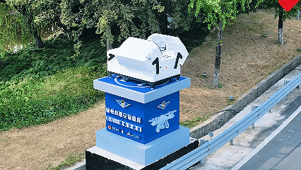 【#杭州人国庆假期这样避堵#】针对周期大流量，杭州公安交管全面强化“空地一体化”实战勤务模式，开展“‘云翼’无人机+路面警力”立体化巡逻，对关键路段、易堵节点实施不间断巡航、实时监测与动态预警，实现拥堵早疏导、警情快处置、事件准研判。
蓝白相间的新型无人巡逻车同步“在线”，搭载智能驾 ​