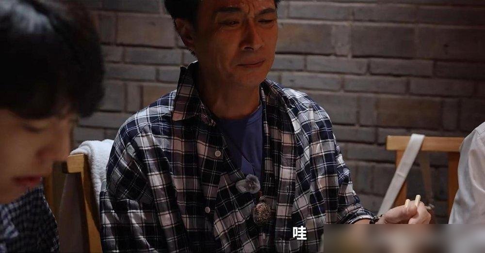 65岁吴镇宇在成都街头，把一家网红店怼了。当着老板面说，食材不新鲜，评分是刷的吧？
转头他钻进一栋老居民楼，找到家连招牌都没有的小馆子，吃得干干净净。结账时还跟老板说，这味道才对得起灶火。
刚刷到他演《蝉》里那个阿尔兹海默症的法官，戏里连自己名字都记不住。戏外找吃的，比谁都清醒。
人到了一定年
