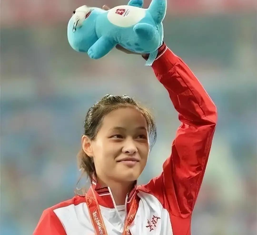 刘翔妻子吴莎1986年出生在安徽芜湖，身高1.73米，是前女子撑杆跳高健将。

她小时候先练武术，后来转去练撑杆跳高，12岁就进了省队，这路子走得挺硬核。
吴莎在赛场上也不是陪跑的，亚锦赛冠军拿过两回，全运会金牌也揣进过兜里，个人最好成绩定格在4米40。
2013年，她因为伤病退役，运动员这碗饭，吃