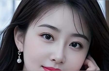 温柔甜美的少女，红唇微笑，搭配珍珠耳环和条纹内搭，散发着优雅的魅力。