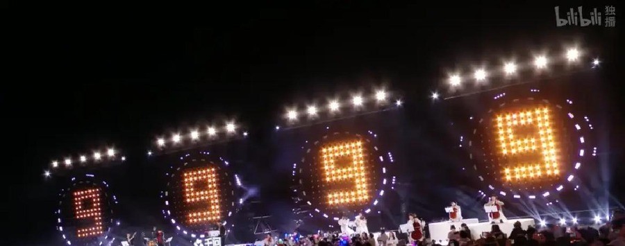 走不过100米却唱完了最后一句，63岁刘欢瞒了17年，那个只留背影的人走了
2026年9月25日上午9点52分，上海，刘欢走了。对外经贸大学的讣告写得很短：丧事从简，不成立治丧委员会，不举行遗体告别仪式和追悼会。
同一天，热搜第一是“刘欢去世”，第二是韩红生日照。
算法把生死并排摆在了一起。
人刚走