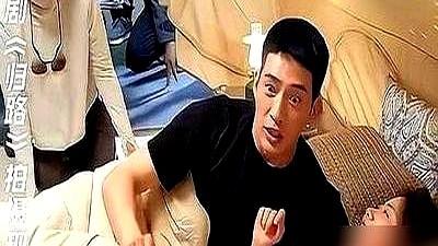 戏刚拍完，井柏然顺手脱下外套，一把将穿得单薄的孙千整个裹住。

没人喊卡，也没导演指挥，动作快又自然。

拍亲密戏孙千主动提动作，井柏然就一遍遍陪着试细节。到了收官见面会，孙千当场哭崩，直言杀青像失恋一样走不出来。井柏然直接接了句戏里台词：“不结束，结束就一起当冰雕。”

就算团队私下提醒过孙千要保