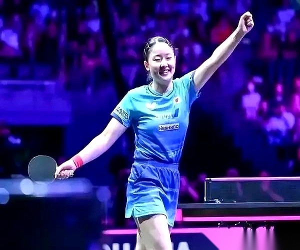 国乒女团半决赛碰朝鲜，23日CCTV5的直播镜头还没切进场，两个实打实的“坏消息”已经摆在了国乒的战术板上。
先看眼前的台子。朝鲜队的金琴英刚杀进四强，手里正捏着一套让人头疼的“野路子”。这姑娘打球不按常规套路出牌，上台就是发力搏杀。你发一个长球，她直接硬抡；你跟她搓短，她突然一板子劈长。这种陌生的