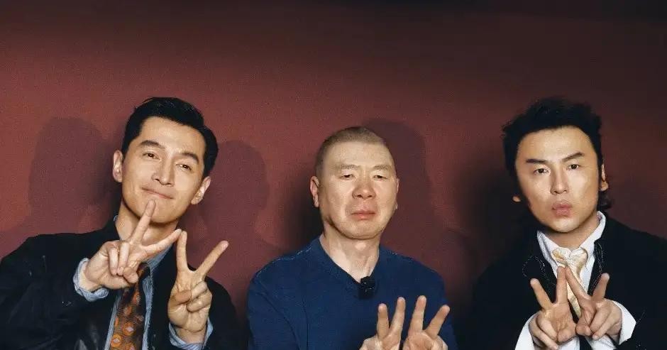 起个名字叫《抓特务》，冯小刚这回真是把自个儿给坑惨了

昨晚特意把这部片子从头看到尾，越看越替它憋屈。网上前阵子铺天盖地跟风嘲讽，结果静下心来看，镜头质感扎实得很，完全是一部被舆论带偏、严重低估的诚意之作

雷佳音和胡歌在戏里的表现相当撑场面。尤其是胡歌演的冯静波，那种被时代洪流裹挟着、大半辈子身不