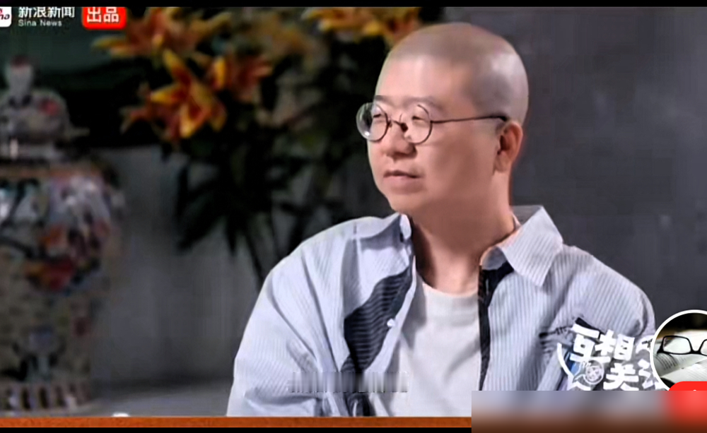 李诞随口一句你们请得到王祖贤吗，节目组回了个能，他以为吹牛，结果人真给请来了。
息影22年，王祖贤第一次正儿八经接受视频专访。没有滤镜，没有客套，上来就掰开李诞的嘴看舌苔，丢一句湿气好重。
更狠的是她亲手撕了那个传了二十多年的为情所伤退圈剧本。她说28岁拍《青蛇》时就不想干了，就是烦透了日夜颠倒