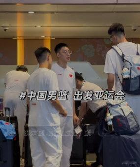 #中国男篮亚运会住集装箱且训练受阻# 约2400名运动员被塞进名古屋港区花园码头的集装箱临时宿舍。这些集装箱单体长12米、宽2.4米，本质是地震后用于应急居住的临时板房。应急板房当亚运宿舍，日本这波操作确实“应急”。 ​
