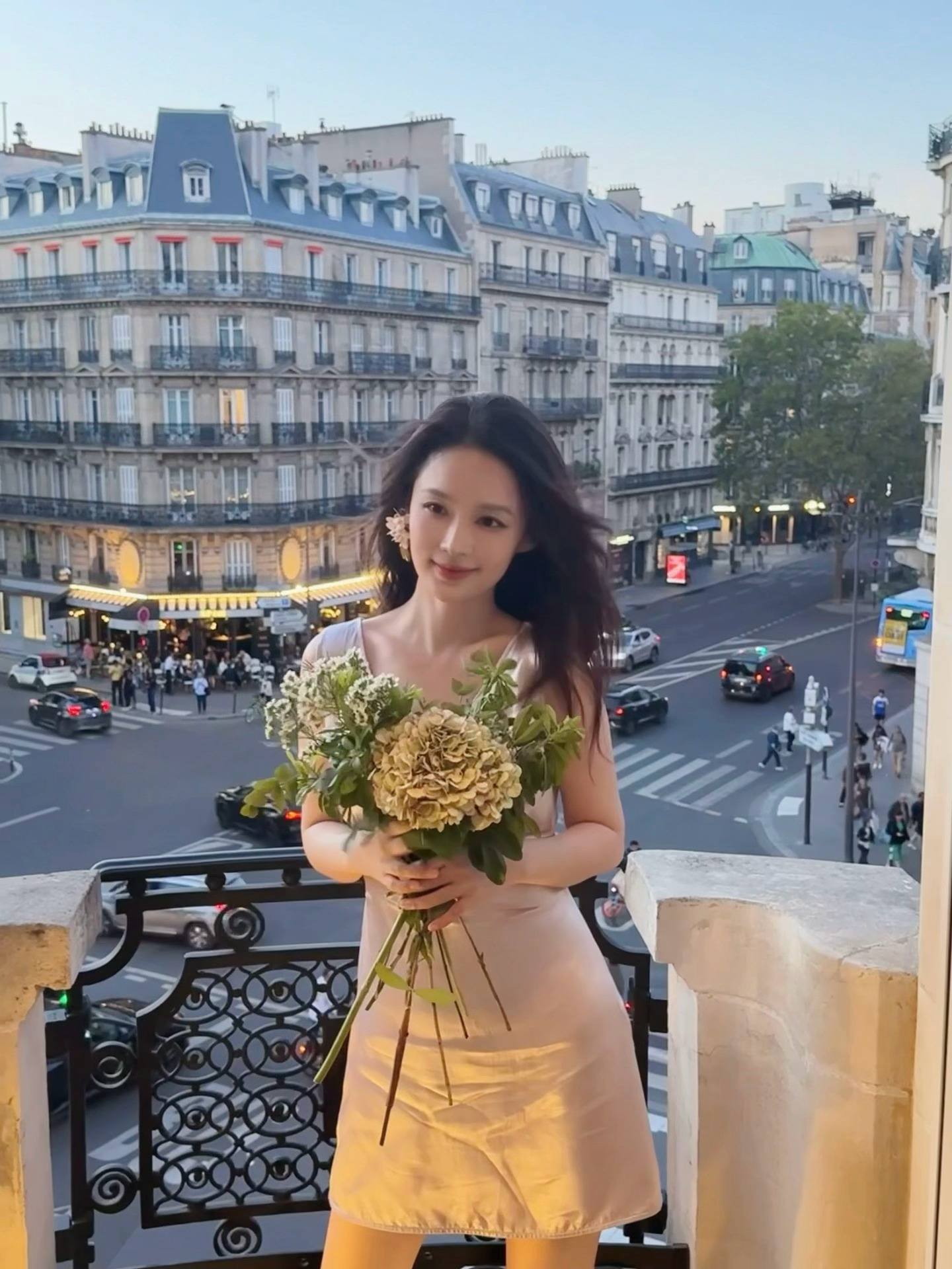 #李沁[超话]#  挑战用100张live图 全程记录一次时装周之【阳台上的花儿】#李沁巴黎时装周造型#
总进度📝65% 
💐 ​