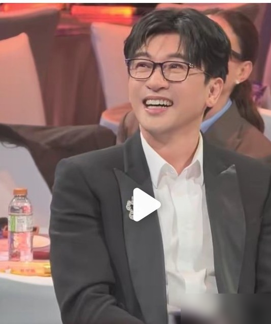 苏有朋在澳门晚会后组局吃夜宵，张凌赫、胡歌、容祖儿全没去。
这事搁别人身上叫尴尬，搁他身上，倒像一场精准的职场切片。
9月20日他第四次站上湾区升明月主持位，跟古巨基、林心如重唱《情深深雨濛濛》，还复刻了杜飞。台下掌声没断过。
可散了场，局没凑成。
翻翻他这几年的账：2022年《披荆斩棘》总