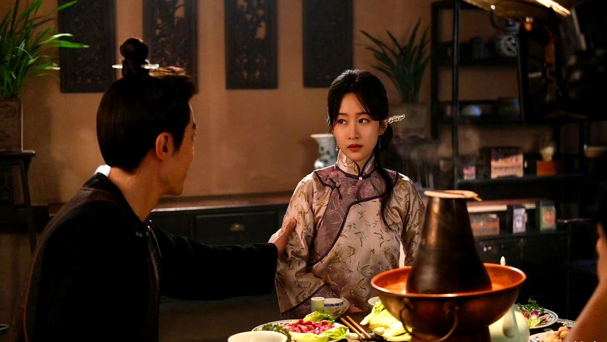 花钱买超前点播看大结局，结果发现自己演的角色被剪没了三分之二。

演员刘美含拿着手机，盯着屏幕上的进度条来回拖拽。她自费解锁了自己参演的新剧，原本想看看角色的高光时刻，却发现成片里大段的性格铺垫全被一剪梅。

那些熬夜背台词、在片场死磕的镜头，变成了观众眼里没头没尾的仓促过场。她发文说理解剧组为了时