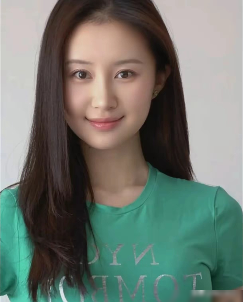 舒畅38岁生图被骂惨，她回了俩字：挺好。不解释，不卖惨，连医美话题都懒得接。
这女人5岁出道，爹不疼娘早走，被亲戚养大，从小看人脸色活。后来凭《宝莲灯》《魔幻手机》红透半边天，转头跟了王泊文，感情没结果，长剧资源也断档。
换成别人早慌了，她直接杀进直播间，单场卖过亿，腰都播伤了。2025年初又自