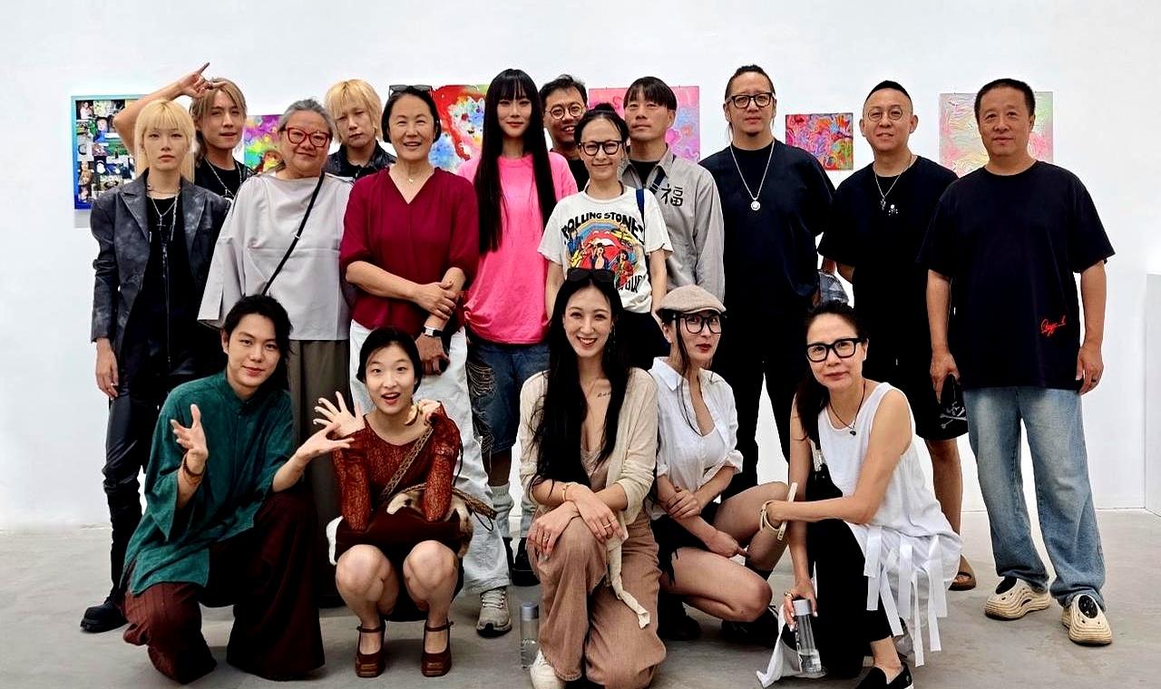 9月3日窦唯前妻高原给女儿窦佳嫄办画展，常年待在国外、平时最烦这种社交应酬的京圈名流洪晃，居然罕见现身拍照站台
 

这场面绝大部分人根本不是去看画的，全是冲着窦唯和高原的江湖地位去捧场
 

洪晃这几年连娱乐圈的边都不怎么沾，能让她低调破例露面，靠的全是父辈们当年积攒下来的顶级人情世故
 

条条