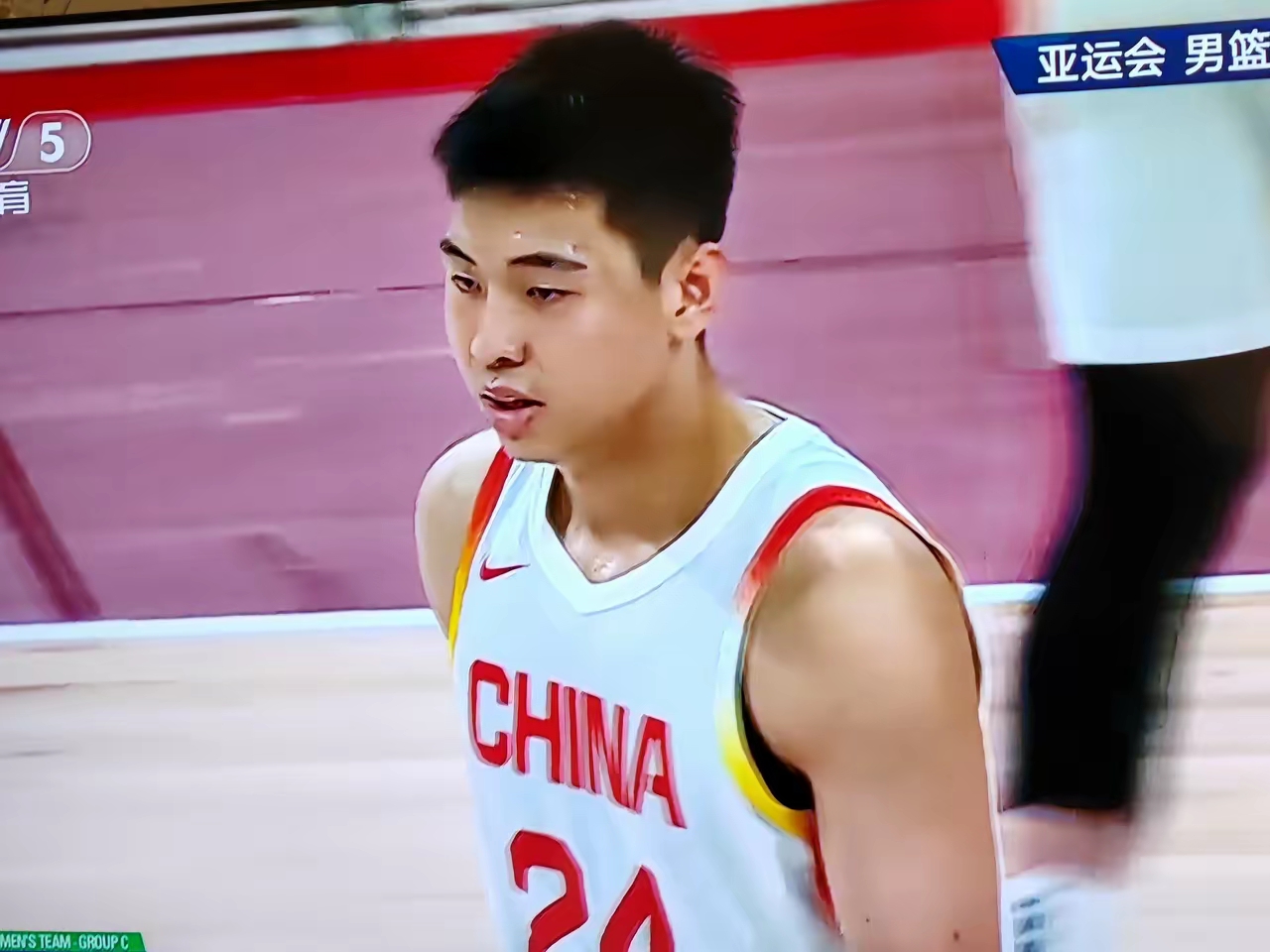 中国男篮24号崔永熙，在小组赛对阵菲律宾男篮的比赛中，攻防两端都做到最佳。他身体不算占优，但技术素养好，场上视野开阔，投篮准。

崔永熙本场得到10分12个篮板4助攻，出色完成主教练郭士强交给的任务。但在国际赛场上，裁判总对中国队有偏见，在一次争抢篮板球时，菲律宾球员肘子捣在崔永熙面部。小崔用手捂了