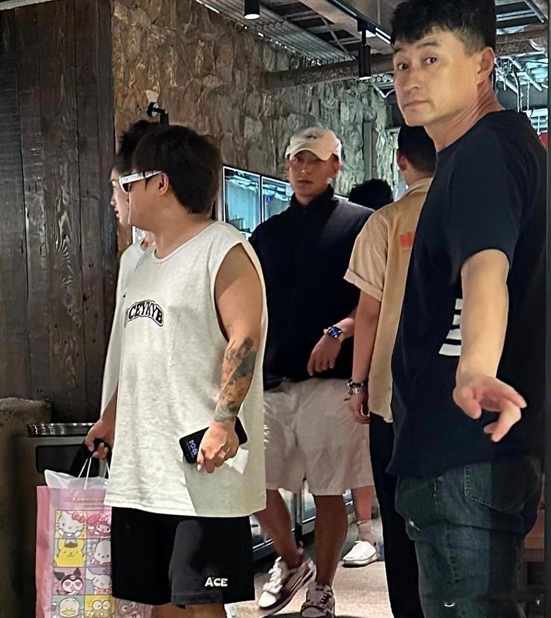 黄子韬跟老婆徐艺洋在北京下馆子，女方穿着打扮老少女心了，两口子瞅着可太登对啦！ ​
