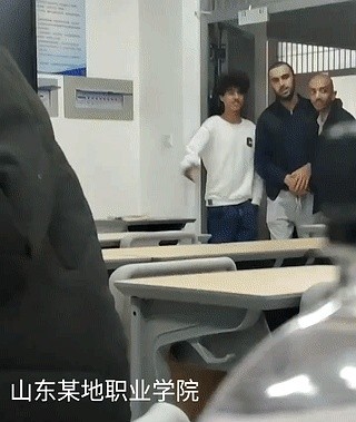 三个外国留学生听说隔壁班上新来了一个“校花”美女长得非常漂亮。 他们趁...