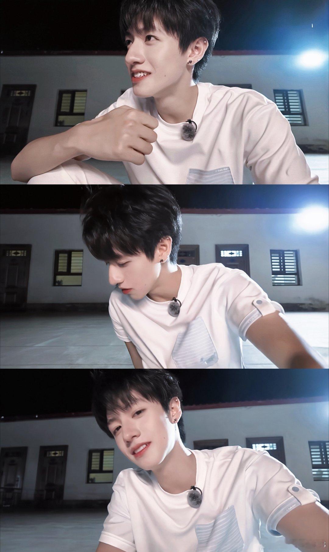 #朱志鑫[超话]##朱志鑫[超话]#
真正打动我的，是朱志鑫在表演里那份细腻的共情力。舞台于他而言，不只是一场演出，更是一场心意的传递，歌声为媒介，舞步作注脚，每一段表演都是他内心世界的表达。
 
伴奏响起，光影缓缓铺满舞台。歌声真挚饱满，情绪缓缓浸润人心；舞蹈张弛有度，肢体的收放恰到好处， ​