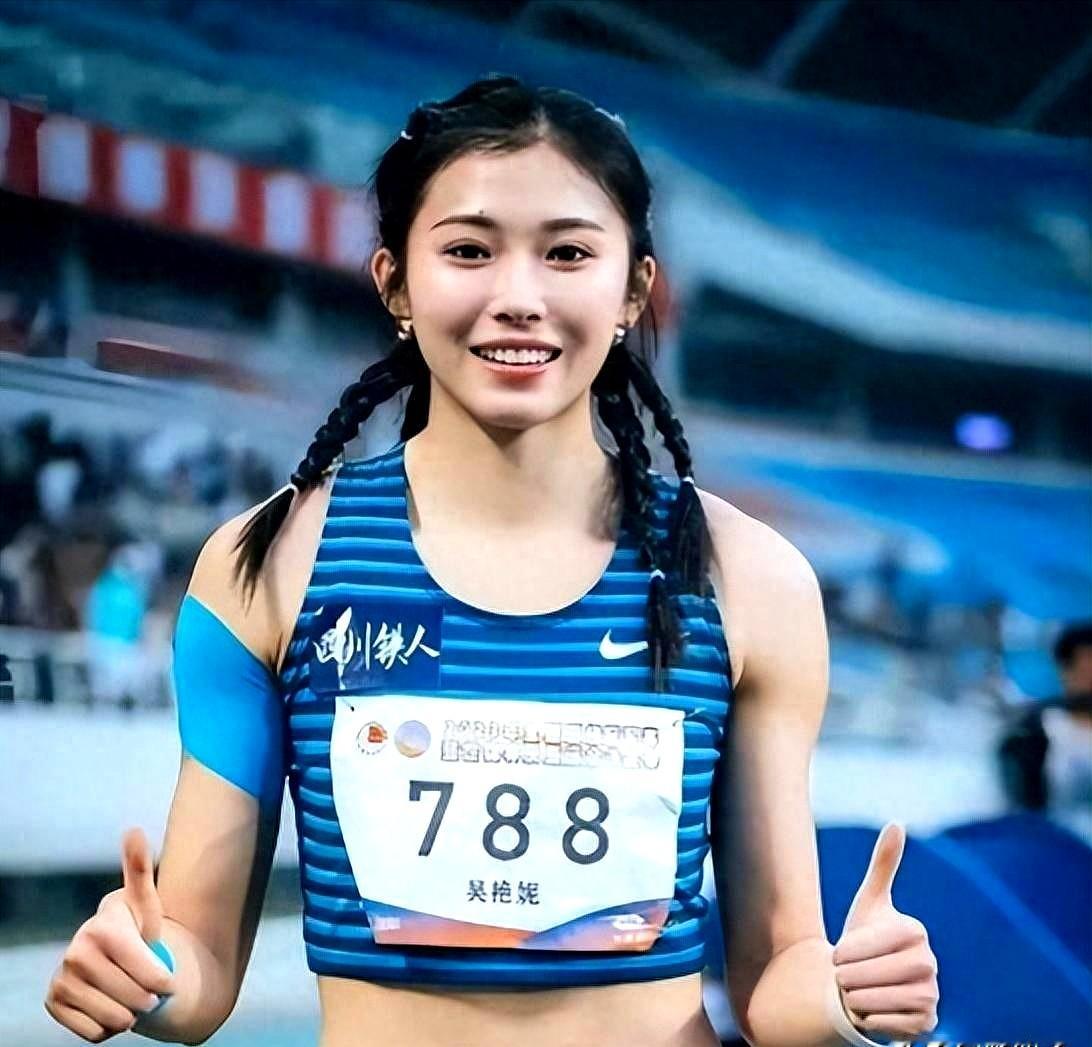 13秒12，大屏幕跳出成绩，吴艳妮喘着粗气，看着跑在前面的两个日本选手。

这块铜牌直接让评论区炸了锅。有人指着她脸上的全妆和赛前指天的手势开骂，说她心思全在镜头上。

翻开田径规则手册，根本没有不让涂口红的规矩。国外名将赛前也有一套动作，那是顶尖选手给自己打气的心理阀门。她能站上决赛跑道，靠的是长