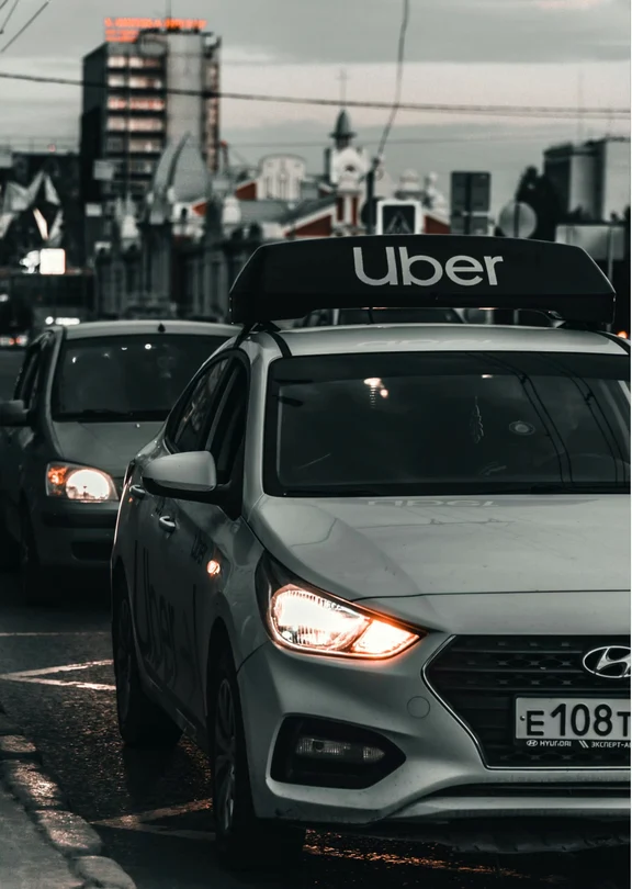 Uber裁员3300人，加码逾100亿美元机器人出租车业务
Uber计划裁减约3300个岗位，相当于公司员工总数的约10%，这是新冠疫情以来规模最大的一轮裁员。
公司表示，裁员重点之一是压缩管理层级，同时把节省下来的资金投入机器人出租车等新业务。
Uber首席执行官达拉·科斯罗萨西表示，公司近几年快速扩张带来了更多管理层级、协调成本和职责重叠，需要通过重组降低复杂度。Uber计划把管理人员数量减少20%，取消数百个管理岗位，并大幅减少只有一两名成员的“微型团队”。
花旗分析师估计，这轮裁员每年可为Uber节省约8.25亿美元。分析师认为，Uber近年来在人工智能方面的投入提高了运营效率，也为此次缩减人员提供了条件。
与此同时，Uber正把越来越多资金押注在自动驾驶领域。公司已经承诺投入超过100亿美元扩大机器人出租车网络，并计划今年至少在15个城市提供相关服务，希望利用超过2亿用户的庞大平台，与Alphabet旗下Waymo以及特斯拉竞争。
自动驾驶正在成为Uber面临的核心战略问...