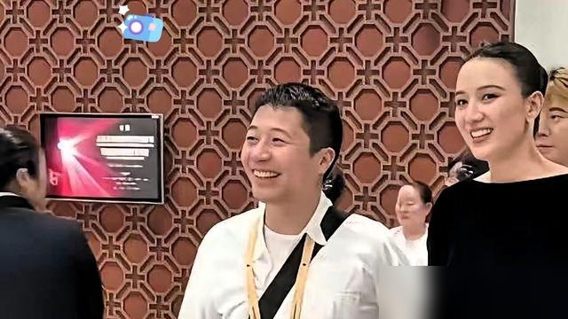 宋佳拿飞天奖那天，台下坐着个穿黑T恤的男人，镜头扫过去，没人认出他是谁。
那是王伟，《白夜追凶》的导演。两人2022年就领证了，愣是没人发现。
网上老有人说他俩女强男弱。宋佳172，王伟站旁边确实不显个。可你查查履历，王伟执导的《白夜追凶》豆瓣9.0，硬通货。宋佳自己都说，在家她听他的。
这次
