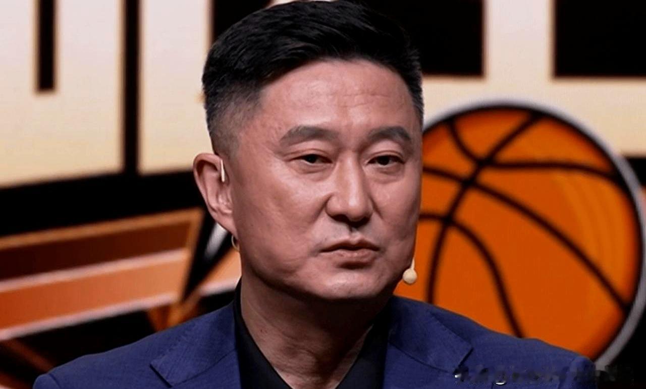 杨鸣一句话扎心了：以前广东男篮“能搓”是积极，现在这气质荡然无存。
 

北京首钢96比78大胜广东宏远，比分牌定格那一刻，估计不少老球迷心里都咯噔了一下。
 

这不是输十几分球的问题，而是整场比赛看下来，广东队从头到尾被按着打，连脾气都没了。
 

杨鸣坐在解说席上，这句点评真是把遮羞布扯得干干