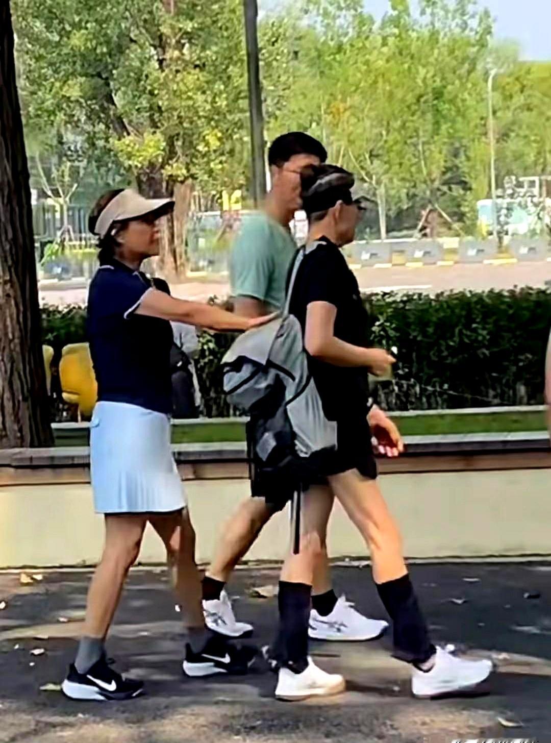66岁宋丹丹在朝阳公园跑步被偶遇，穿个短裤露出的两条腿，直接把边上小了近十岁的李静比了下去
 

上了年纪的人，脸蛋还能靠保养撑一撑，唯独身上的肌肉半点掺不了假。很多人刚过五十岁，腿肚子就开始发蔫松垮，走两步就喘，宋丹丹的小腿却匀称紧实，下盘扎实得像个练家子，这从来不是什么老天赏饭，全是常年跑出来的