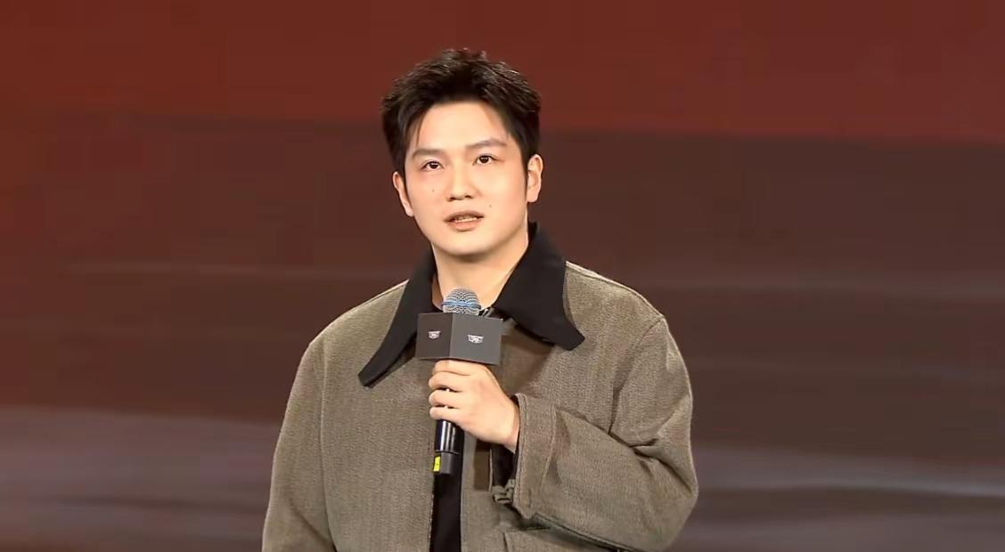 樊振东国际乒联凯迪拉克26接近尾声，27年过了就是28年洛奥了我想看你拿双圈大满贯，以你的实力也可以拿到，只是世事多艰。打完巴奥拿到男单金牌那天，我想过你会退役。这个周期太艰难。从21年你带领广东队拿到陕西全运会团体赛冠军，一直到24年6月3号拿到Wtt最后一个巴奥周期的商业赛冠军。这期间发生