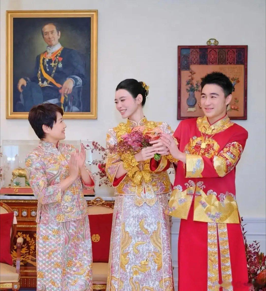 何猷君奚梦瑶梁安琪与赌王画像同框 现场庄重温馨画面感人 ​​​