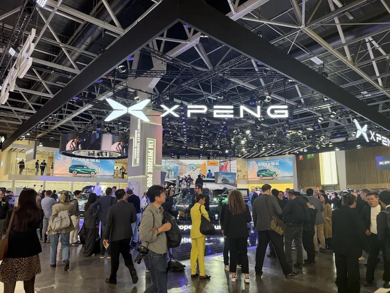 法国展厅里坐上主桌，晚宴上却没留座位：中国车企的巴黎“温差”！

第91届巴黎车展，22家中国品牌参展，占比超三分之一，数量超过法国10家和德国7家本土品牌总和。比亚迪展台紧邻雷诺，小鹏发布会后人群不散。但同一天，马克龙参观路线绕过所有中国展台，前一晚爱丽舍宫晚宴，中国车企一个没请。

展 ​