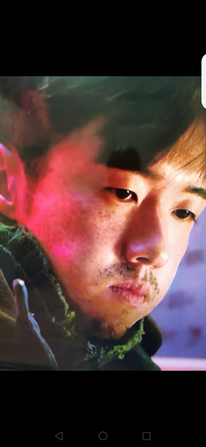 迷雾剧场的《余红旧事》首天播出就是九集，原来又是短剧。要看剧中演员组合，够的上豪华，最先出场的就是铁道巡路员刘阳，由张哲华饰演。可刚一露脸，就被工段长用大活板子差点揳死！外面山林大火爆燃，屋里刘阳却死里逃生，出去就把工段长大林，彪子，毛蛋干掉了，开篇就是三条人命！凶杀血案！反正大火漫延，尸体将被林火