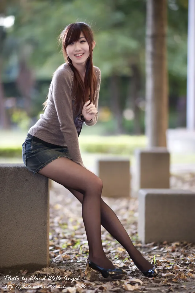 秋日暖阳下的甜美少女，微笑如花绽放。