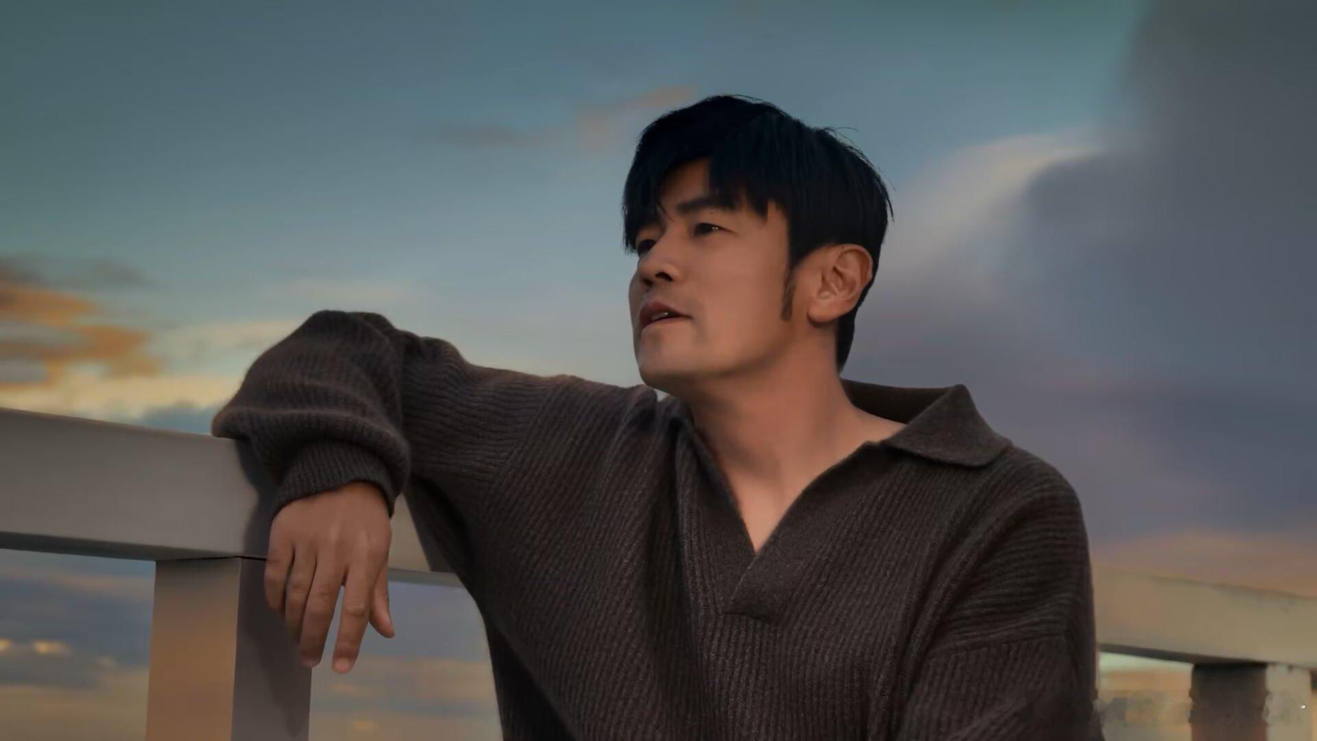 vivo第2波广告宣传 故事里的晴天 也是我们的「晴天」 把专属记忆中的彩虹 握在手里vivoX500系列 全新周杰伦晴天同款配色#周杰伦##周杰伦[超话]# ​