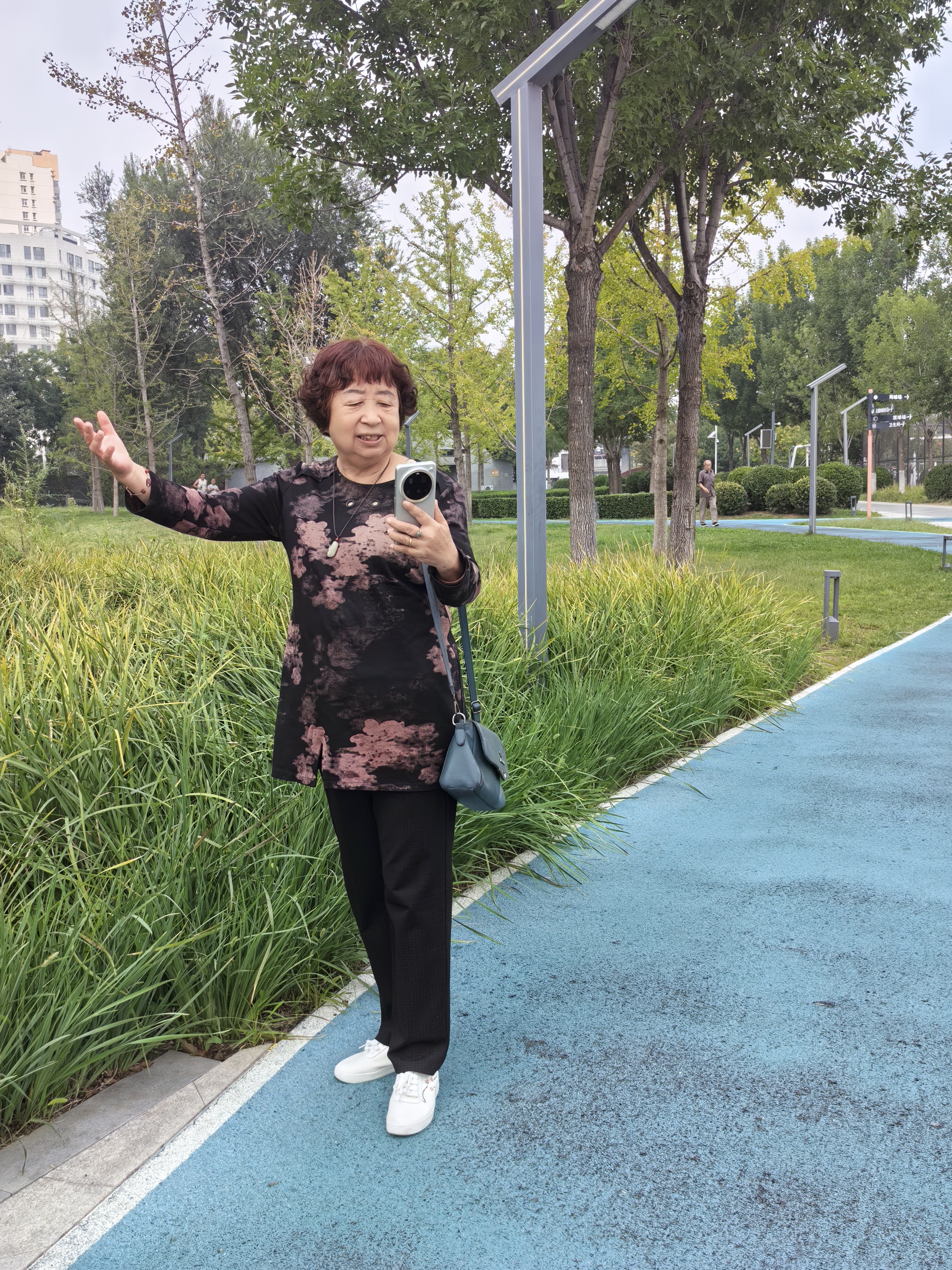 今早醒来第一个头条就是看到了（一盏茶）妹妹写她现在的生活用一个成语形容就是（自得